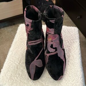 Velvet feel Steve Madden gorgeous patterned boot, 6.5.